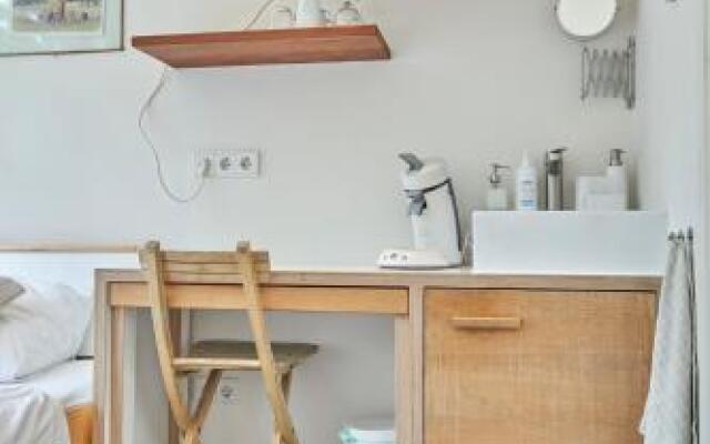Private studio on houseboat in the centre!