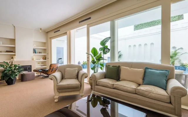 Luxurious Apartment with Patio and Pool