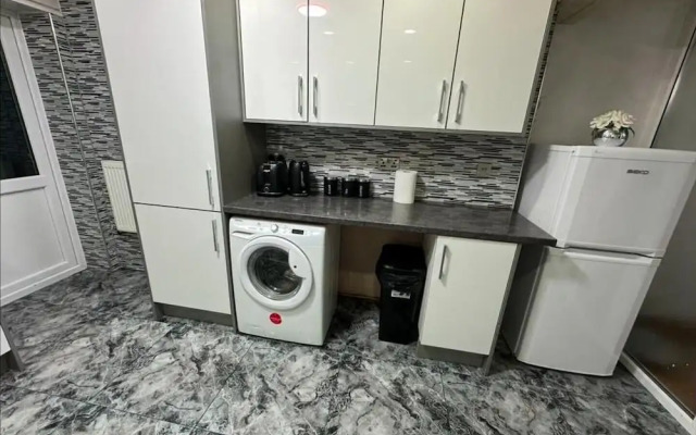 Smethwick - House - Sleeps 8 - Parking