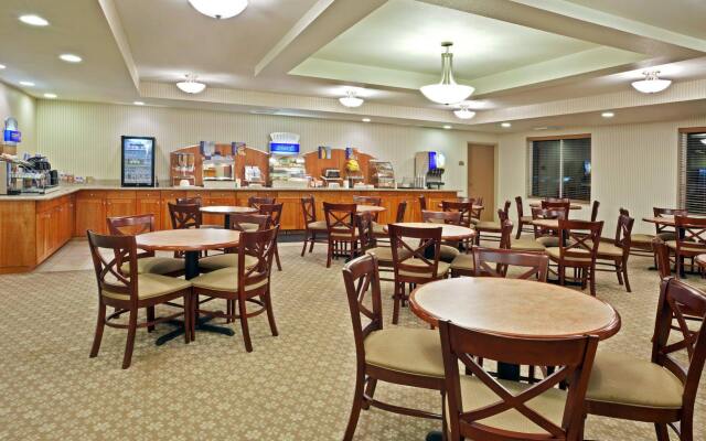 Holiday Inn Express & Suites Lacey – Olympia by IHG