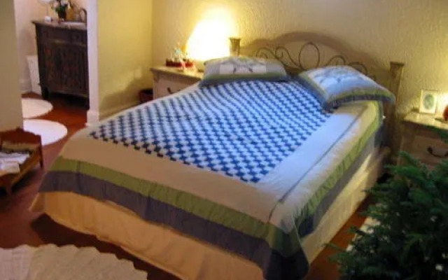 Charm of Qualicum Bed and Breakfast