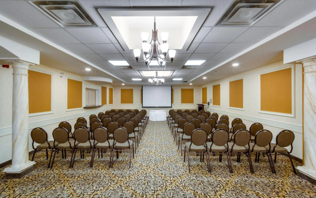 Monte Carlo Inn Barrie Suites