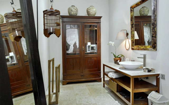 Room & Vespa Suite 2