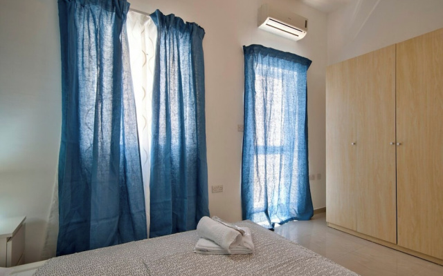 Few Minutes Walk of The Strand 1-bedroom Apartment