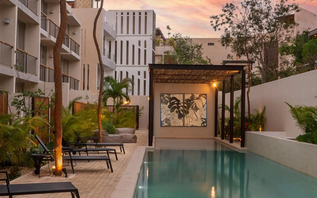 Studio wterrace, hammock, and pool access