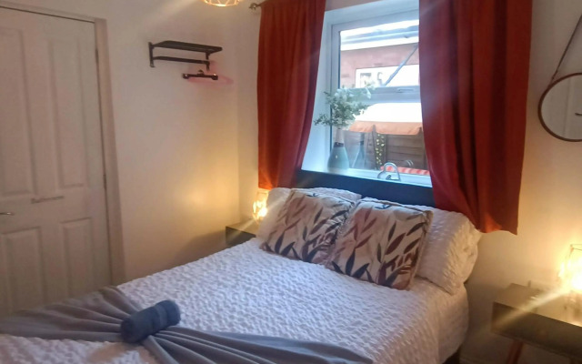 Beach Apartment - Sleeps 4, Garden & Parking