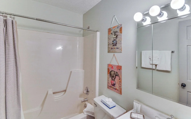 Walk to Town & Slopes: Riverfront Breckenridge Gem