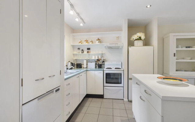 Stylish Central 2BR Apt nr Hospital