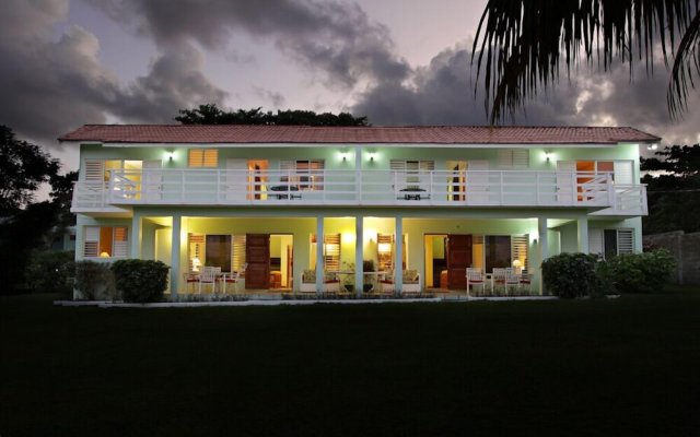 Miramar Villas, 6br by Jamaican Treasures