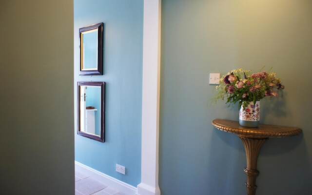 Fantastic 2 Bedroom, Spacious and Great Location!