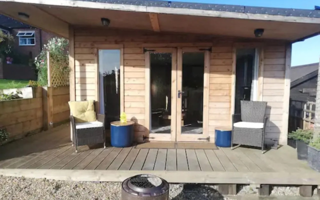 Peaceful Cabin Retreat in Skegby