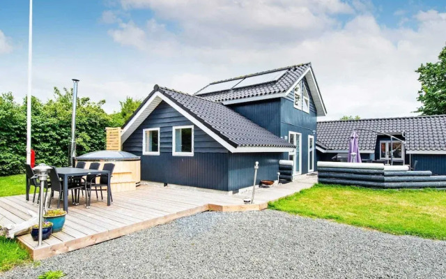 10 Person Holiday Home in Juelsminde-by Traum