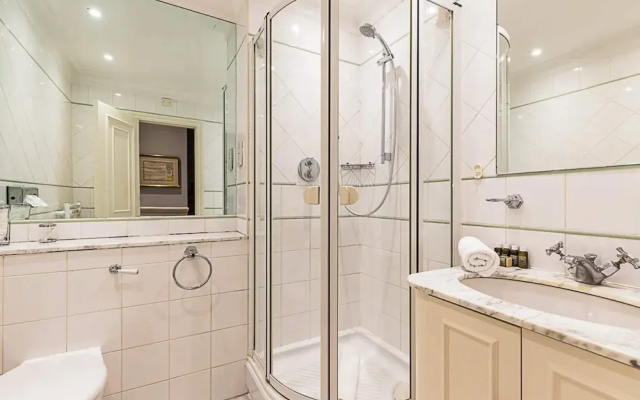 Elegant Two-bedroom Flat in Evelyn Gardens