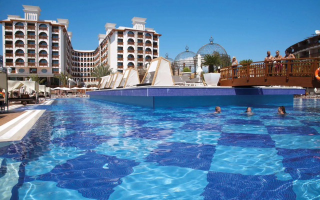 Quattro Beach Spa & Resort Hotel