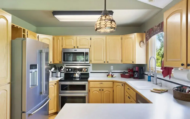 Parkside Gardens | Shady Private Yard W/ Hot Tub!