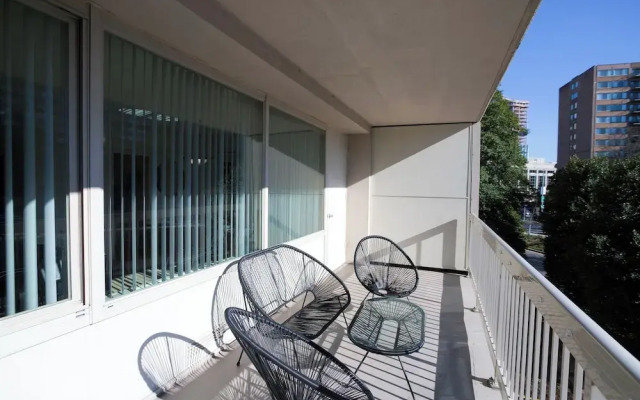 Spacious 2BR Apartment in Crystal City