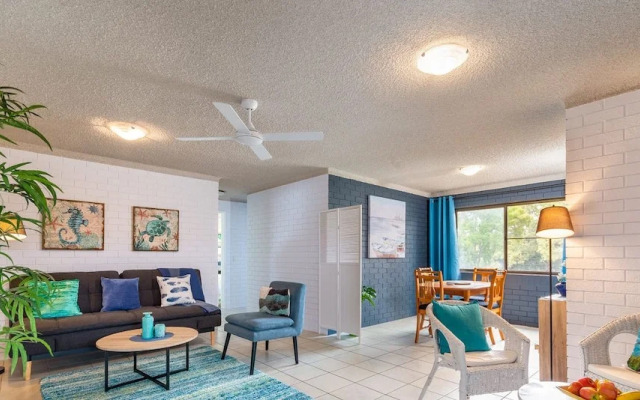 Air Conditioned Unit Stones throw to the Waterfront.