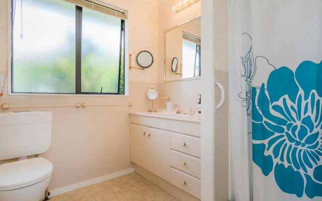 Treasure on Chestnut - Tairua Holiday Home