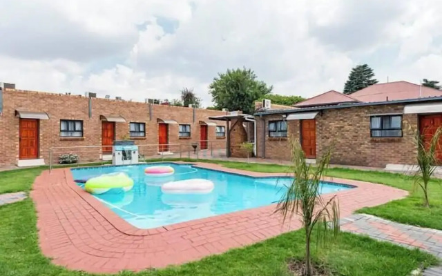 Emperor Lodge And Tours