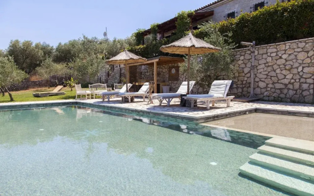 Stunning 8-bed Villa in Marmaro With Amazing View