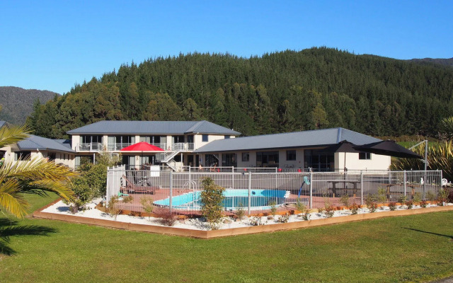 Linkwater Motel & Flashpackers