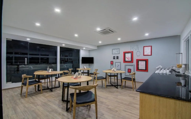 OYO Townhouse 042 Urvashi Theatre