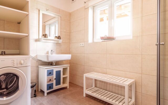 Lakeside Village 12516