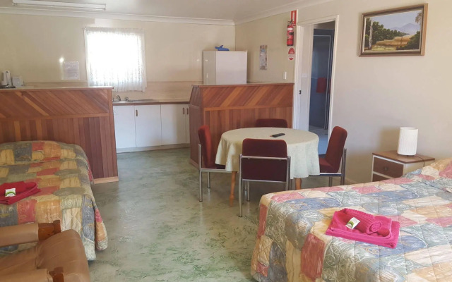 Bronco Motor Inn