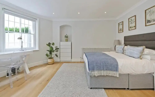 Large 2 Bedroom Kensington Garden Flat