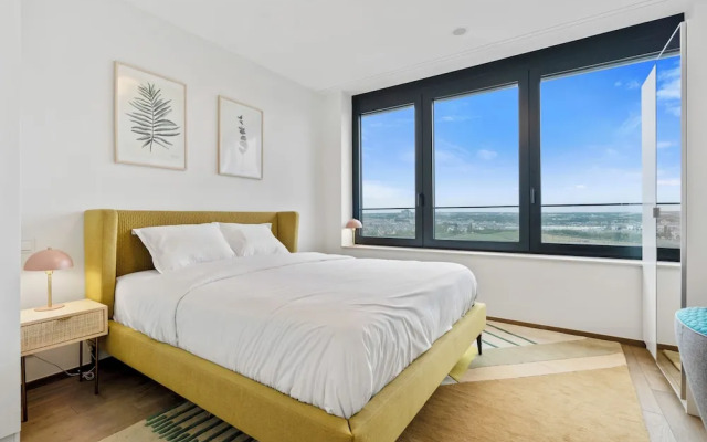 Stylish Luxurious Apt w Pool & Gym ID214