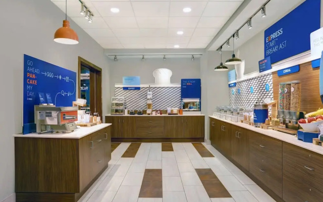 Holiday Inn Express & Suites Lenexa Overland Park Area