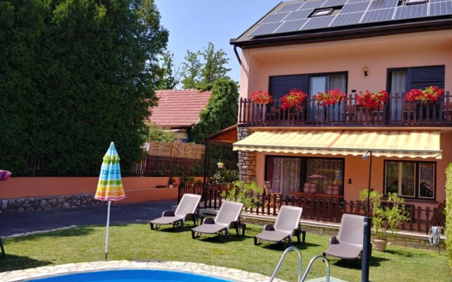 Crystal Apartement F