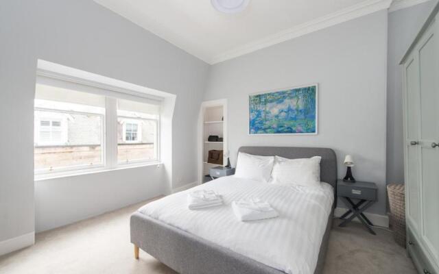 Bright 2 bed apartment North Berwick High Street