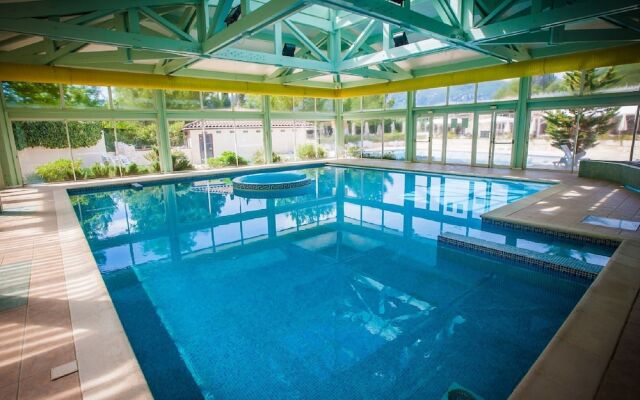 Nice Bungalow With Dishwasher on a Green Domain