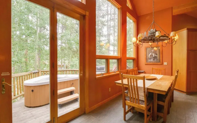 Hot Tub & Ski Shuttle: Rustic Breckenridge Retreat