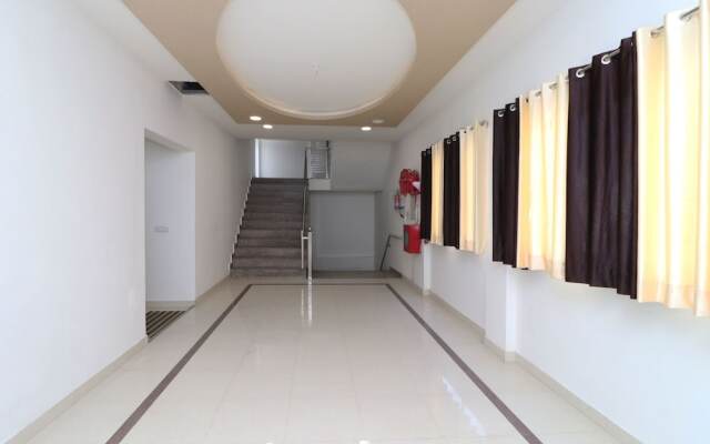 OYO 13406 Hotel Golden Leaf