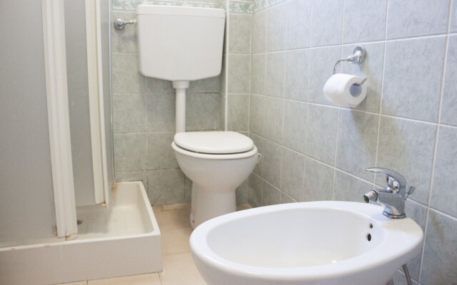 Nice Apartment in an English Style Building On the First Floor, With air Conditioning, Wifi and Sewing