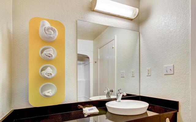Days Inn by Wyndham Waco University Area