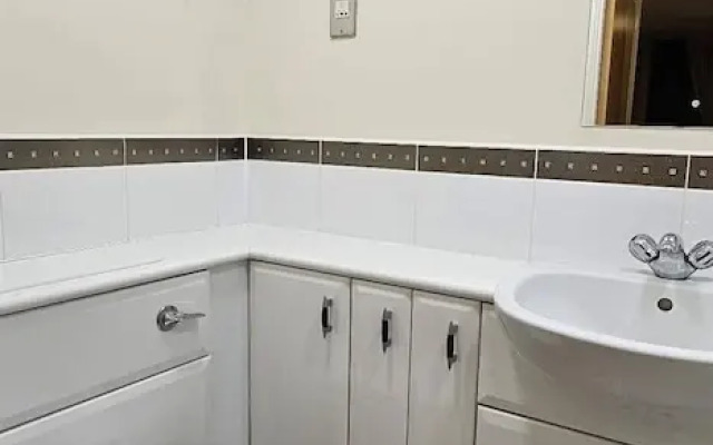 Modern & Lovely 2 Bed in London