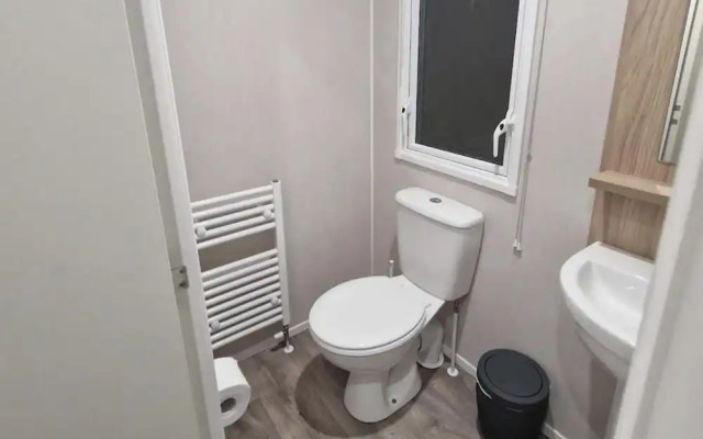 Family Caravan - Sleeps 6 - Pet Friendly - Parking