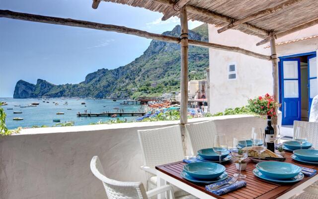 The Fisherman’s Suite – Steps from the beach