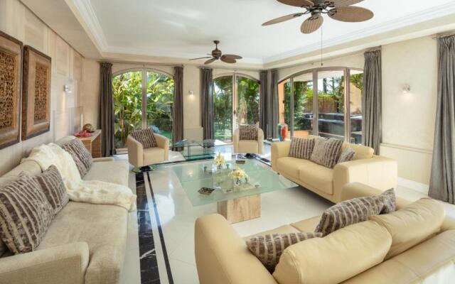 Cubo's Luxury Beach Front Duplex Puerto Banús