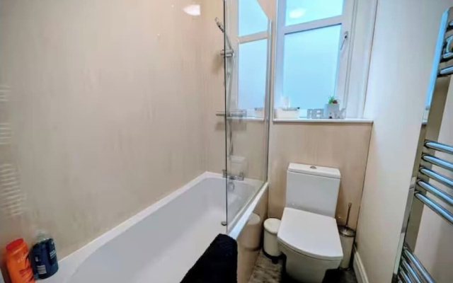 2-bed Apartment in Morningside - by Holiday Homes