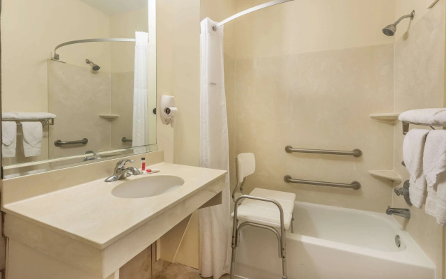 Super 8 by Wyndham Duson Lafayette West Area