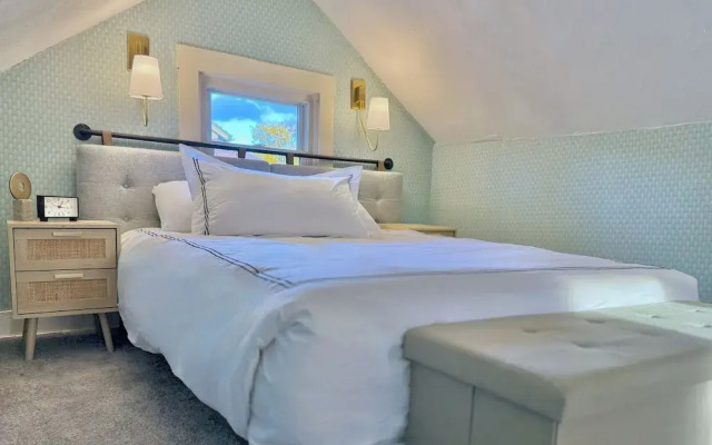 The Colonial Mt. Lebanon by Luxe PGH