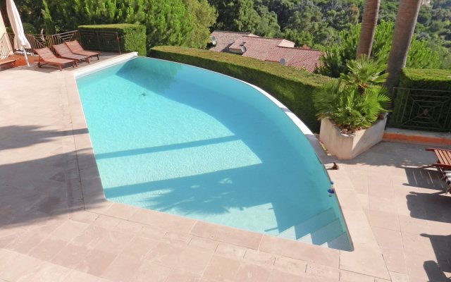 Plush Villa in Cavalaire-sur-Mer with Private Pool