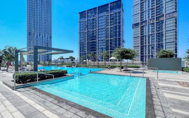 Bright 2BR in top Creek Rise Tower