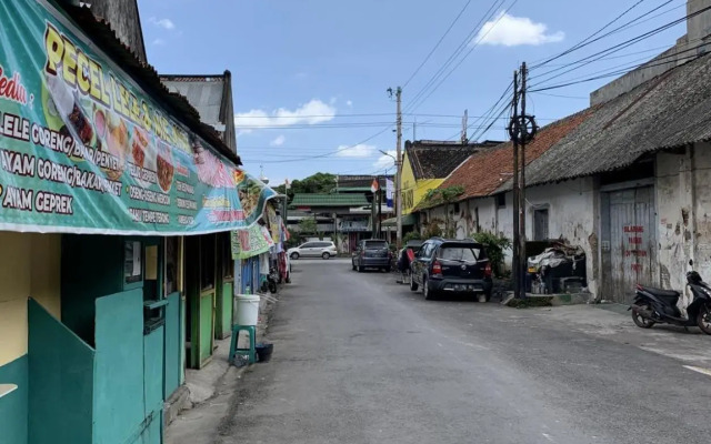 Recharge Cafe & Garasi Homestay