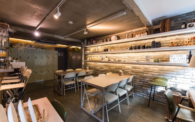 The Cube Hotel - Hostel