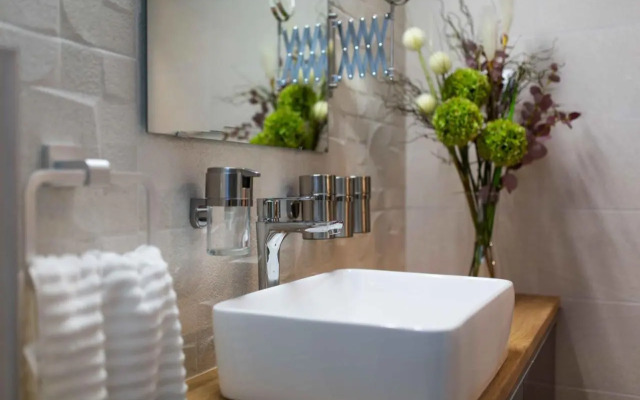 Premium Rooms by Hi5 - Style at the Comedy Theater